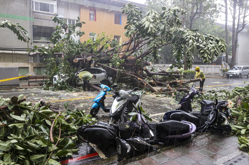 Blockierte Straße in Yonghe in New Taipei City durch Taifun Kong-rey (Foto: CNA) Blockierte Straße in Yonghe in New Taipei City durch Taifun Kong-rey (Foto: CNA)