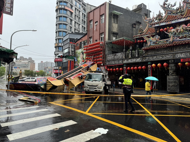 Taifun Kong-rey: Schäden an einem Tempel in New Taipei City (Foto: CNA) Taifun Kong-rey: Schäden an einem Tempel in New Taipei City (Foto: CNA)
