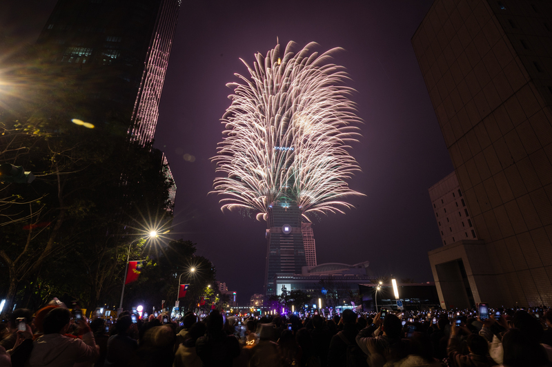 Countdown-Party der Stadt Taipei mit Feuerwerk am Taipei 101 (Foto: CNA) Countdown-Party der Stadt Taipei mit Feuerwerk am Taipei 101 (Foto: CNA)