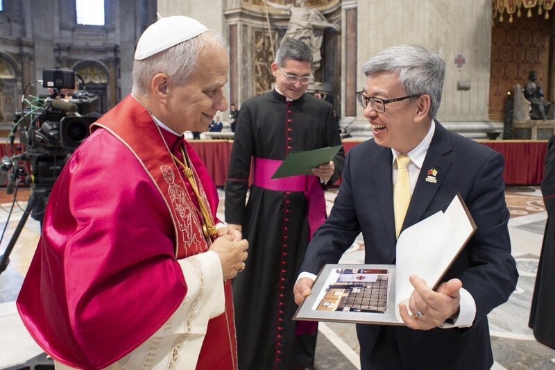 Taiwans früherer Vizepräsident Chen Chien-jen nimmt an Amtseinführung von Papst Leo XIV teil